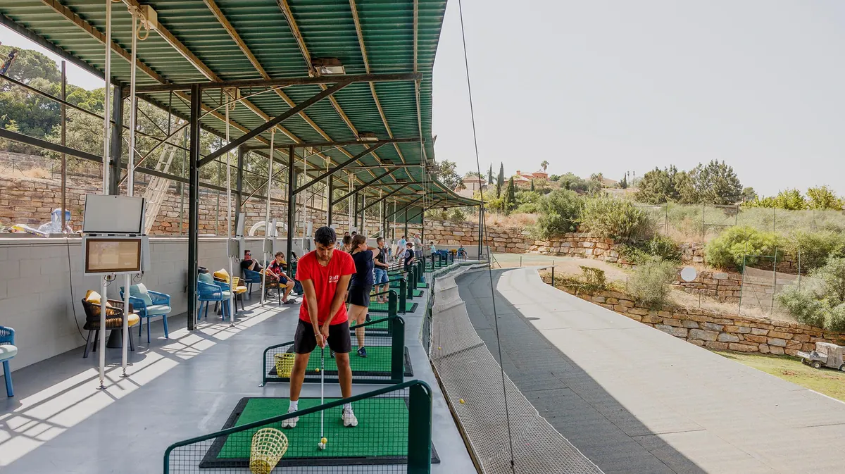 Puestos del campo de prácticas Toptracer en PG Golf & Sports Academy Greenlife Golf Elviria